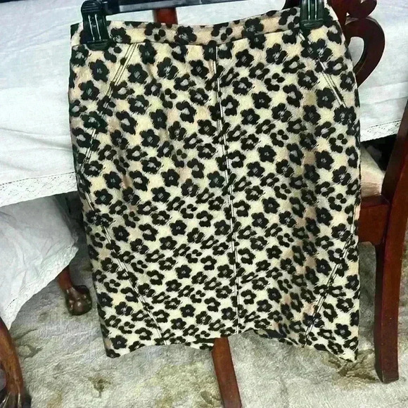 Ann Taylor pencil skirt NWOT size 4. Black and cream zipper in back. - Picture 8 of 9